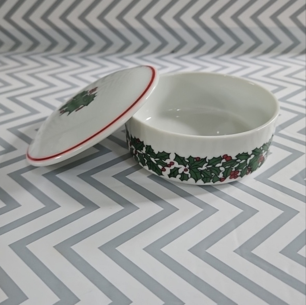 CHRISTMAS Holly Leaf Ceramic Round Covered Candy Dish-Trinket Box